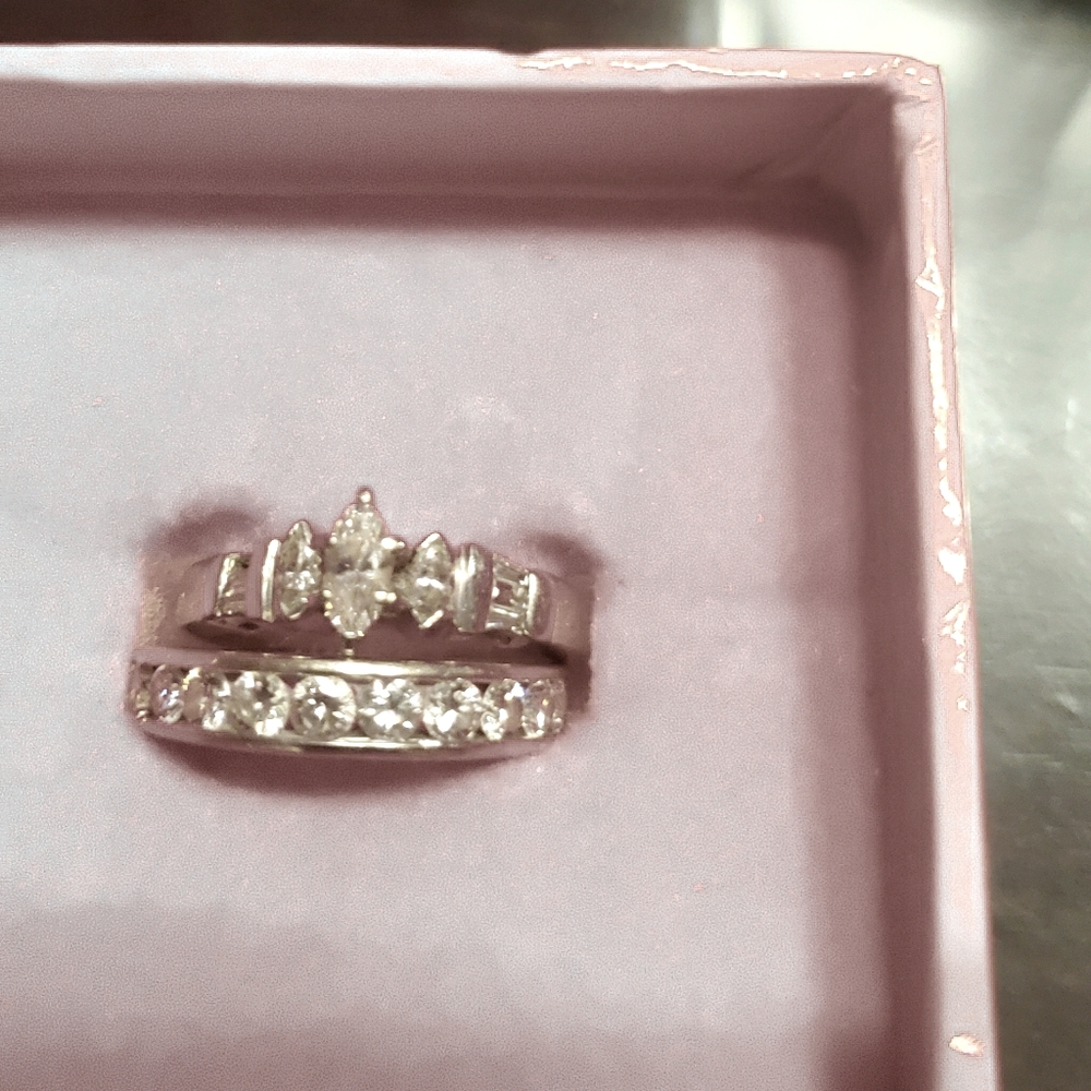 Withe gold rings with diamonds